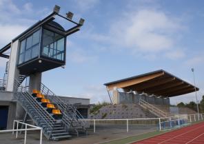 1-vestiaires_tour_de_chronometrie_et_couverture_des_gradins_au_stade_dathletisme