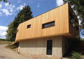 Pool House assis dans le talus du site