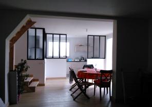 La salle à manger après, avec la cuisine en second plan