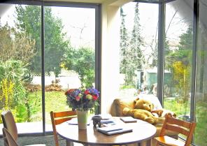 Salle à manger avec vue sur le jardin