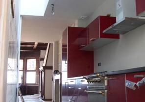 La cuisine se glisse derrière l'escalier et profite d'un éclairage zénithal pour