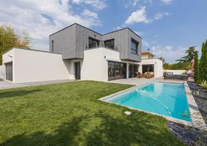 vue extérieure maison et piscine