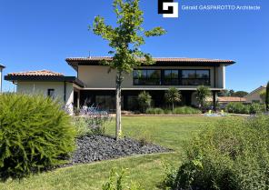 Villa contemporaine avec toitures tuiles