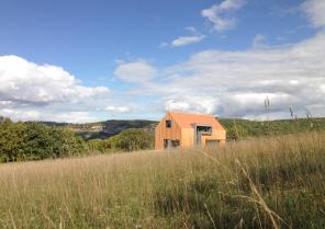 Une maison perdue dans le paysage