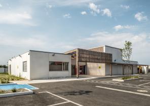 Un bâtiment qui organise le site