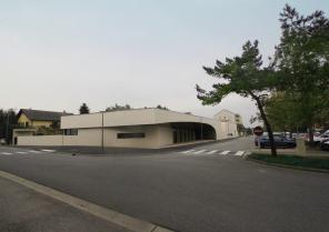 Façade d'entrée_le parvis couvert