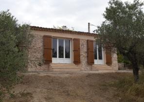 La façade ouverte sur le champs d'oliviers après travaux