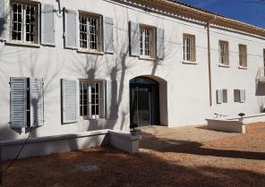 la bastide rénovée, l'entrée plus large et au centre du bâtiment accueille génér