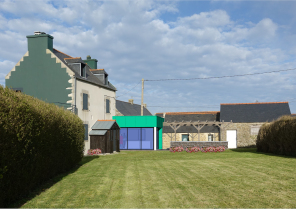 Extension d'une ferme ancienne avec pergola attenante