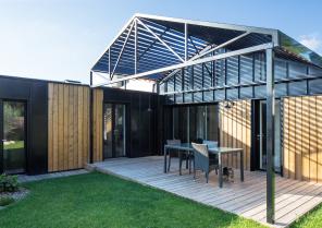 Au cœur de la parcelle, une pergola métallique vient protéger la terrasse.