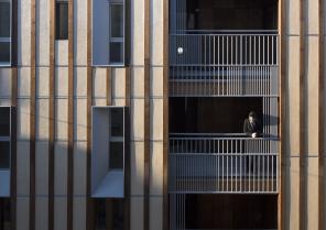 Le bois rythme la façade. Benoît Bost photographe.