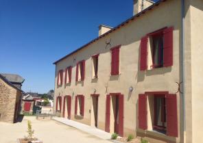 Vue depuis la cour, l'entrée principale et le logement d'urgence
