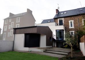 Maison L_H_E  -  Façade Sud sur jardin : Après (photos à la livraison du chantie