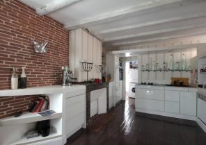 cuisine avec espace buanderie distribuant un premier sanitaire