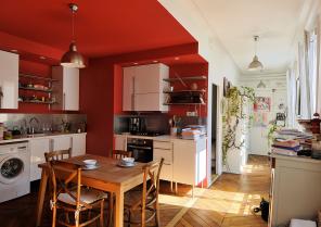 Cuisine dans alcôve rouge.