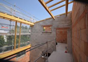 Coursive intérieure entre cage escalier et logements, phase chantier