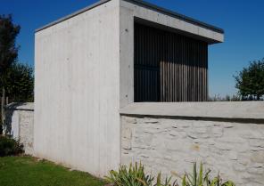 Local cimetière: Mur sobre en béton coffré avec des planches en bois