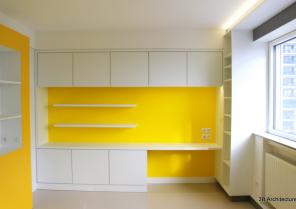 L'espace bureau prend place dans un mur épais offrant un large volume de rangeme