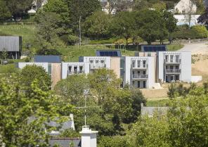 5 plots calés à flan de colline