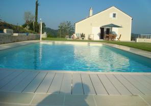 Vue sur la piscine et la terrasse