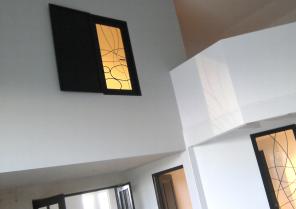 Vue du salon vers la salle d'eau et la mezzanine