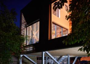 vue de la pièce de vie vers le jardin d'hiver