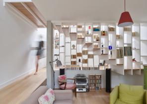 l'escalier bibliothèque forme un filtre entre l'entrée et le reste de la maison