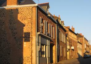 Boutique sur la rue Saint Nicolas et entrée du porche