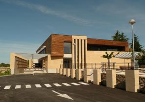 Vue sur l'entrée principale du bâtiment