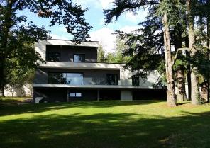 Construction d'une maison individuelle aux lignes contemporaines. 