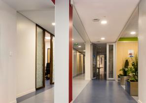 Vers la grande salle de réunion