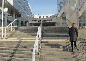 Entrée de la médiathèque, entre les deux lignes de la pièce urbaine