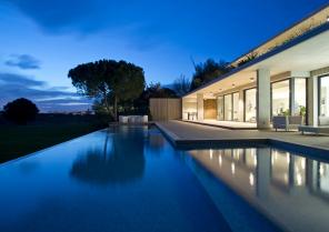 Vue N°1 - de nuit depuis la piscine. 