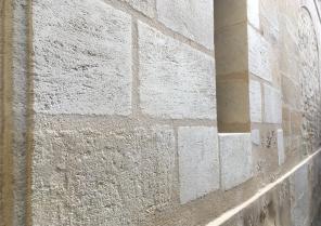 La première arcade de la façade restaurée.