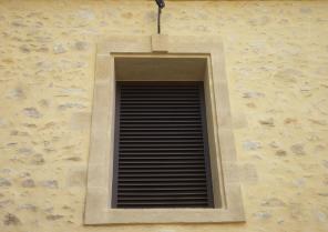 Enduit chaux naturelle et menuiseries métalliques