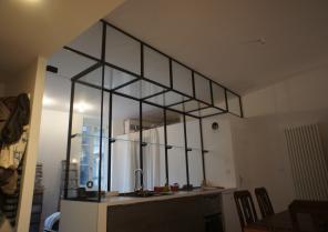 verrière sépartive entre cuisine et chambre