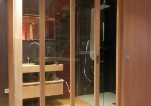 Cloison vitrée sur Bains teck et mur noir