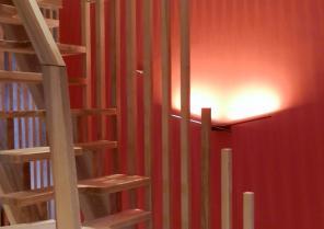 Escalier bois sur mur orangé