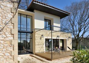 EXTENSION DE LA MAISON RELIÉE PAR UN PATIO DE VERRE