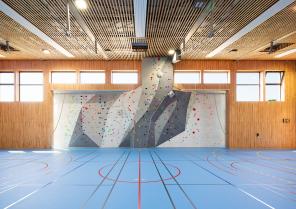 Vue intérieur sur mur d'escalade
