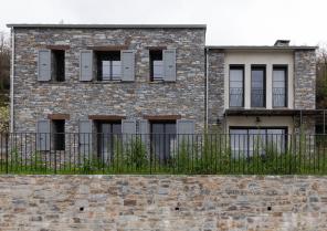 Façade principale en pierres de schistes