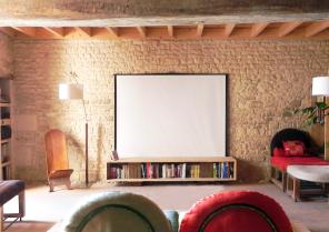 Le bâtiment rénové et isolé par l'extérieur dévoile ses matériaux naturels et pr