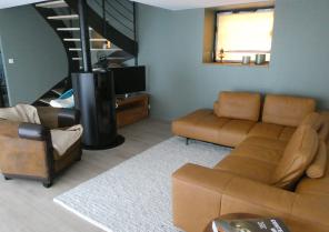 Nouveau salon avec poele à l'emplacement de l'ancienne cuisine et 1 chambre