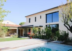 La façade sur le jardin et la piscine