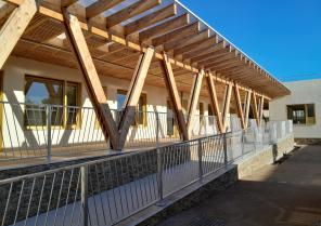 Coursive de distribution. bois massif et lamellé collé