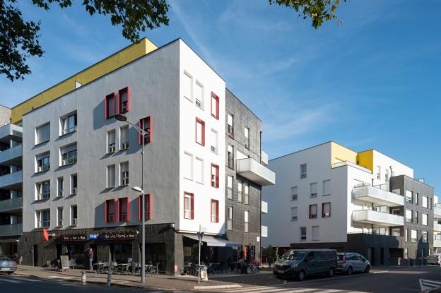 Création d'un coeur de vie en pied de résidence, une place au pied du commerce.