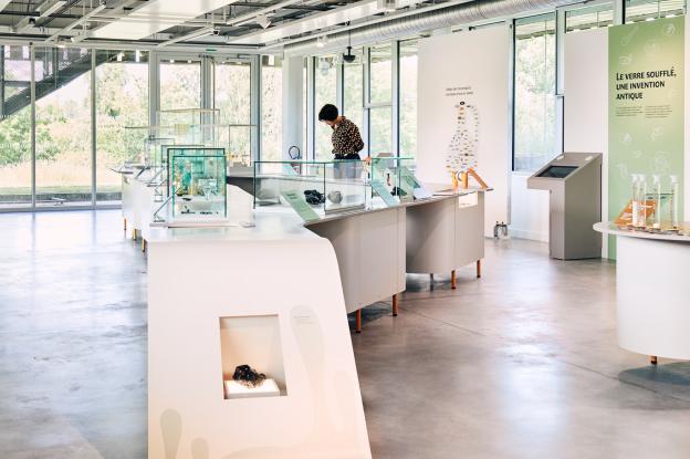 Vue de l'entrée de la salle d'exposition - " La naissance du verre "