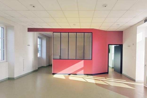 Cloison verrière dans la salle d'activité principale