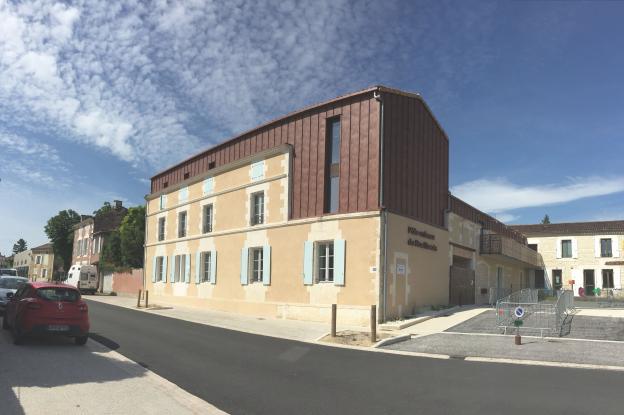 Vue du Pôle Enfance depuis la rue