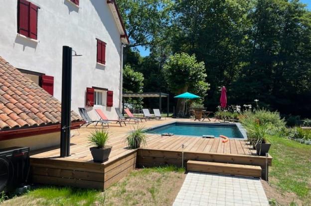 gite_moulin_piscine_exterieure_terrasse_bois_kego_architectes.jpg